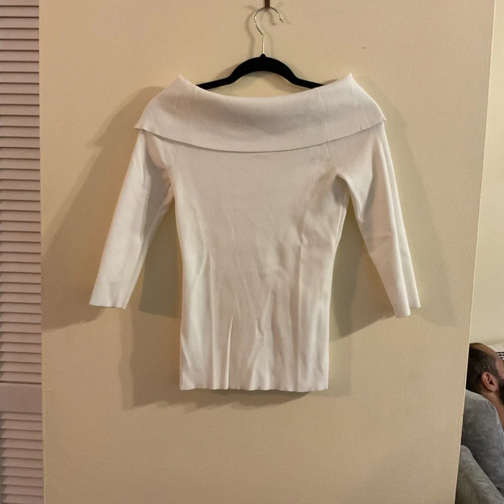 White House Black Market Pleated White Top - Picture 2 of 3